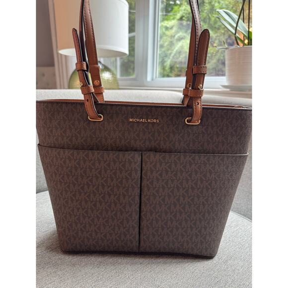 Michael Kors Outlet Jet Set Medium Logo Pocket Tote Bag Logo Brown Corn - Picture 5 of 16